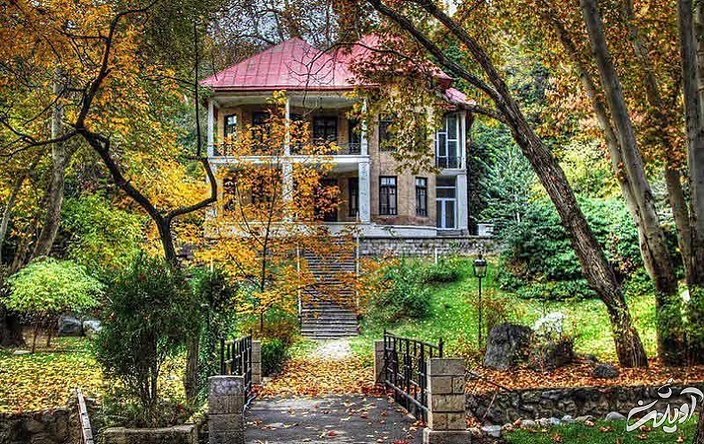 ساختمان زیبای کاخ بهمن در پاییز باغ سعد آباد